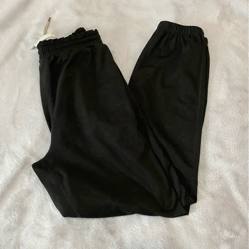 Vuori women’s black/gray lightweight joggers